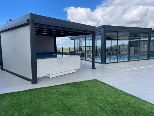 Ein Ya'akov Villa | Discover אחוזת שקד בוטיק: 4-Star Retreat with Pool & Views