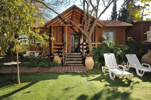 Sde Eliezer House | Inviting Eitan Wood Cabins Resort with Oceanfront Pool