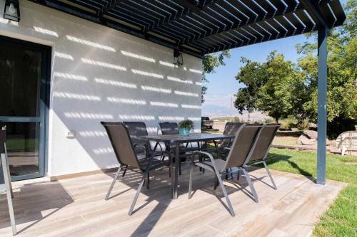 Bruchim Qela' Alon Villa | Experience Family-Friendly Comfort at Aronek's Place
