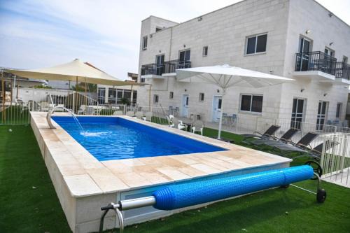 Emek HaMaayanot House | ASHTORI: Oceanfront Escape with Pool and Spa Amenities