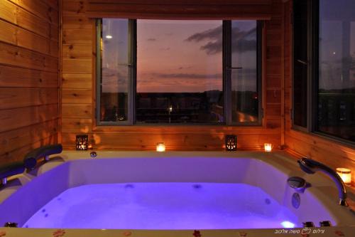 Mateh Asher Cabin | Unmatched Bliss at בקתות מול השקיעה with Hot Tub Retreat