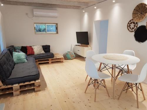 Yokneam House | Paradise in Yoqne'am: Oceanfront Stay with Breakfast