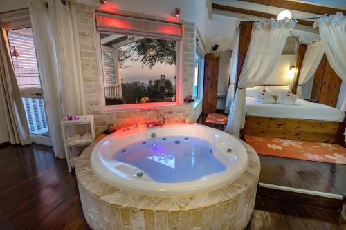 Had Nes Cabin | Exceptional Oceanfront Stay at דובדבן בגולן with Pool