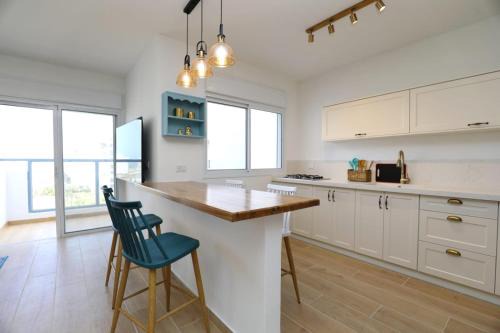 Hadera Apartment | Beachfront Gem in Turquoise with High Guest Ratings