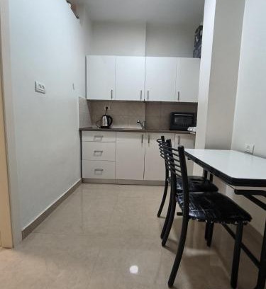 Bene Beraq Apartment | Central Apartment: Pet & Child Friendly Getaway