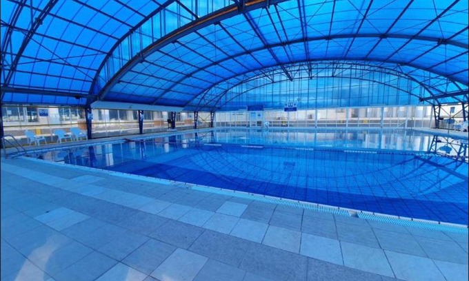 Bat Yam Apartment | Beachfront Retreat: Colny Beach with Pool & Hot Tub