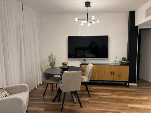 Haifa Apartment | Cozy Dnine7 Boutique Apartment with Hot Tub & High Rating