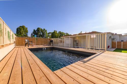 Shadmot Dvora Apartment | Merhavim Villa: Oceanfront Retreat with Pool & 9.3 Rating