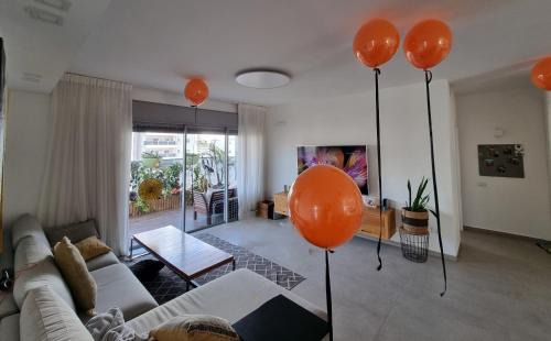 Petah Tikva Apartment | Family-Friendly 6-Room Apartment in Em HaMoshavot