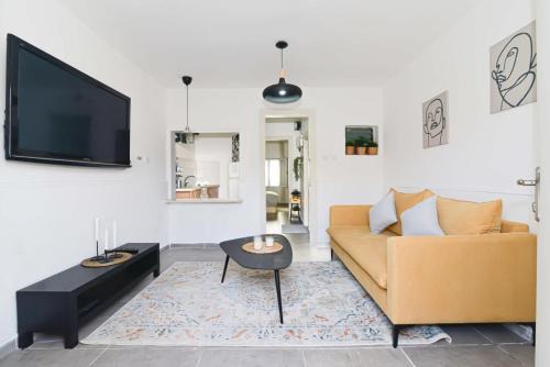 Hadera Apartment | Experience הדירה בלבן: Ocean Views & Private Beach Awaits