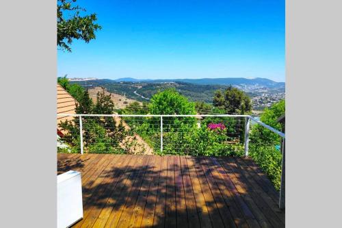 Ma'alot - Tarshiha Apartment | Discover Hayehida: Oceanfront Villa with Pool & Dining