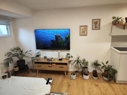 Pardes Hanna Karkur Apartment | Discover מקום של מוש: Guest Rated 9.8 with Fine Dining