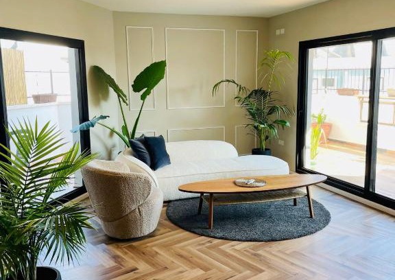 Netanya Apartment | Explore Comfort at זואי לופט with Breakfast & Accessibility