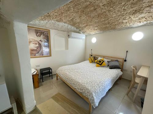 Jerusalem Cabin | Inspiring Stays at חצר הצ'אנס with Oceanfront Views