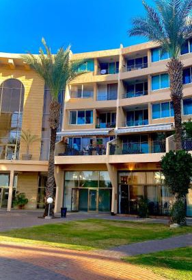 Caesarea Apartment | Discover יולי גולף: Oceanfront Retreat with Hot Tub Relaxation