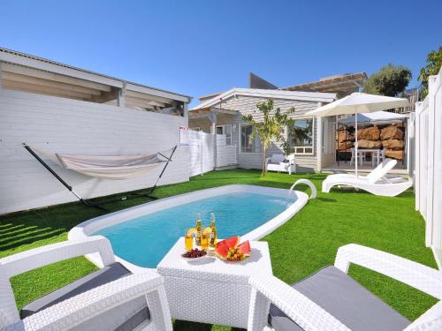 Had Nes Bed & Breakfast | Relax at La Pazza: Private Jacuzzis & Pools by the Sea