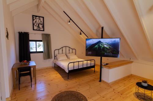 Ein Zivan Cabin | Mountain View Retreat with Breakfast & Kitchen Amenities