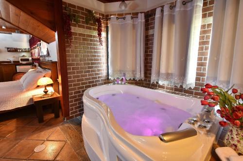 Sha'al Apartment | Discover Mikasa: Rated 9.4/10 with Hot Tub & Breakfast