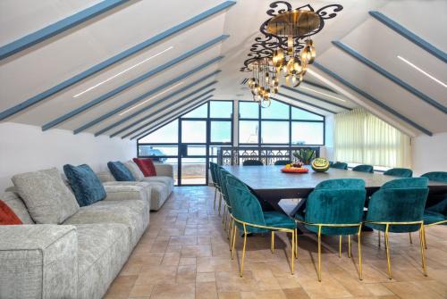 Safed Old City Villa | Experience Elegance at מלכות בעתיקה - 4-Star Family Haven