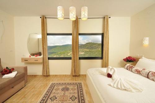 Beit Jann Apartment | Nature's Touch: Family Cabins with Breakfast & Pool Access