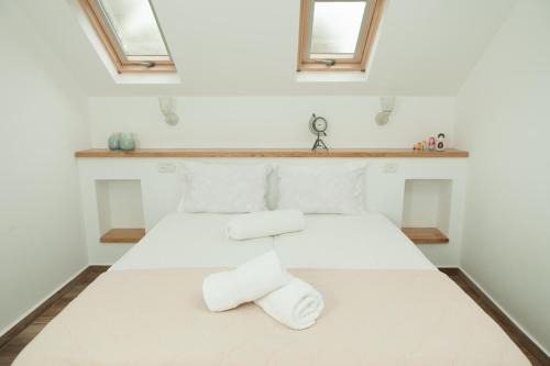Ramot Naftali Cabin | Relaxing Retreat in the Mountains with Pool & Family Amenities