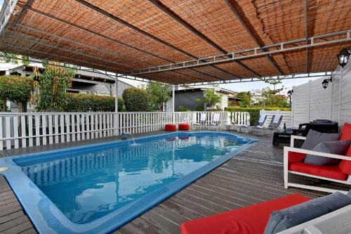 Had Nes House | Inviting Niflaot Hagolan: Pet-Friendly Haven with Pools