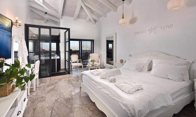 Metula Bed & Breakfast | Romance Suites: Family-Friendly Retreat with Hot Tub Access