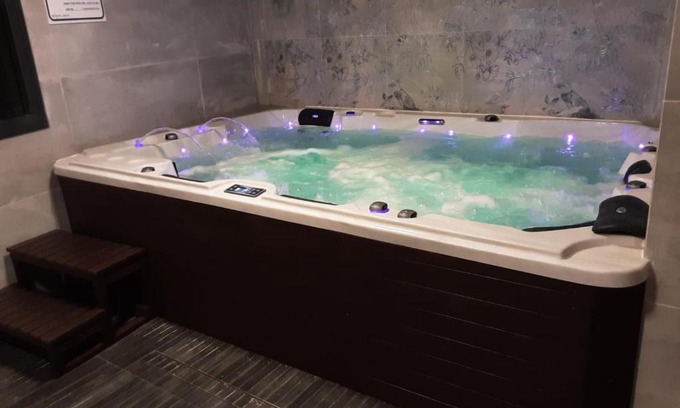 Safed Old City Apartment | Experience Eden: Premium Getaway with Spa in the Old City