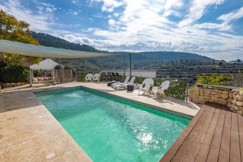 Even Sapir Apartment | Discover Einot Sapir: Poolside Retreat with Ocean Views
