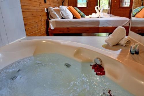 Mishmar HaYarden Cabin | Escape to פינה במעיין: Oceanfront Haven with Pool