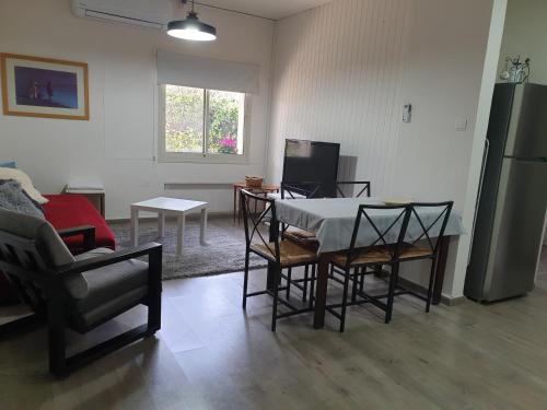 Ein Zivan Apartment | Cozy Retreat at Pina Chama: Rated 9/10 with Pool & Hot Tub