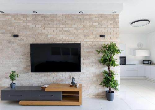 Kiryat Ata Apartment | Pet-Friendly Penthouse for Family Retreats in Independence