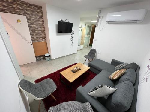 Majdal al-Shams Apartment | Family-Friendly Getaway at צימר גבול החרמון with Hot Tub