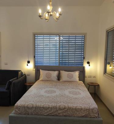 Katzrin Cabin | Relax at צימר השושנים: Family-Friendly with Hot Tub