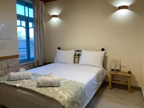 Ilaniya House | Guest Rated: 9.7 - Cozy Couple Retreat at Chatzar Shmuely