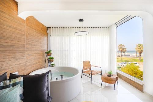 Haifa Apartment | Oceanfront Beach House with Hot Tub & Guest Rating of 9.2