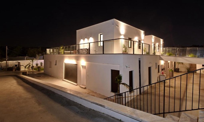 Amka Villa | Experience קולינה וארדה: Oceanfront Retreat with Pool