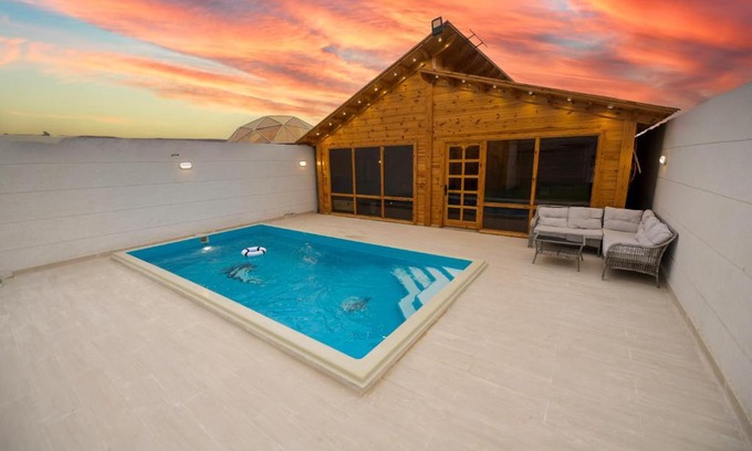 Dhahban House | Pet-Friendly استراحه بيت الدوم with Pool & High Ratings