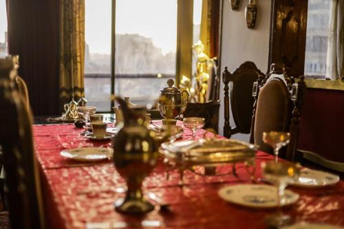 Al Duqqi Apartment | Elegant Engineer's Apartment with Fireplace & Dining Options