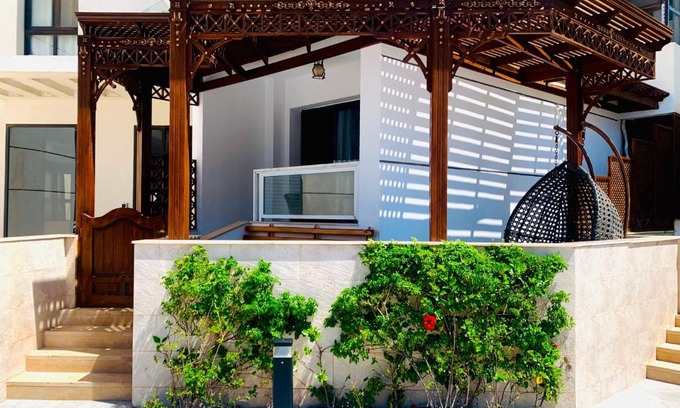 Al-Manasrah Apartment | Family-Friendly Porto Said with Pool and Ocean View