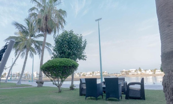 Durrat Al-Arous Apartment | Discover درة العروس: Oceanfront Getaway with Hot Tub