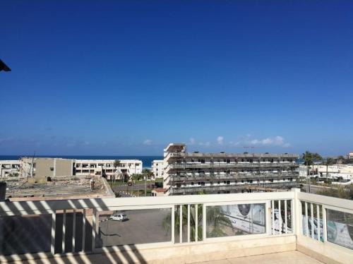 Al-Muntazah Apartment | Relaxing Duplex with 3 AC Rooms Near Al Maamoura Beach