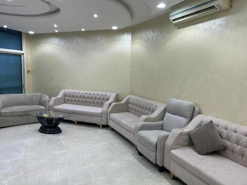 Al Kura Apartment | Cozy Retreat: Apartments in Obhor with Oceanfront Pool