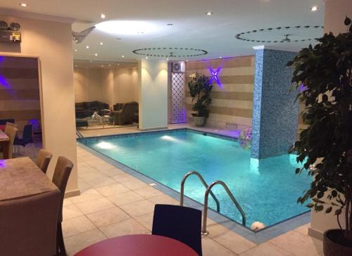 Mecca House | Relax Spot Al-Hamra: Family-Friendly Retreat with Pool