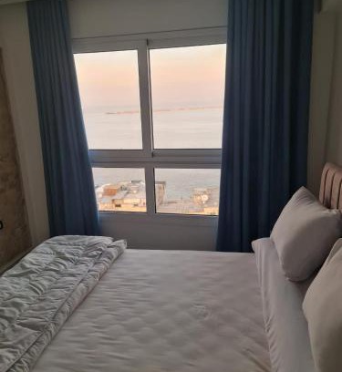 Al-Jumruk Apartment | Oceanfront Apartment with Private Beach and Hot Tub