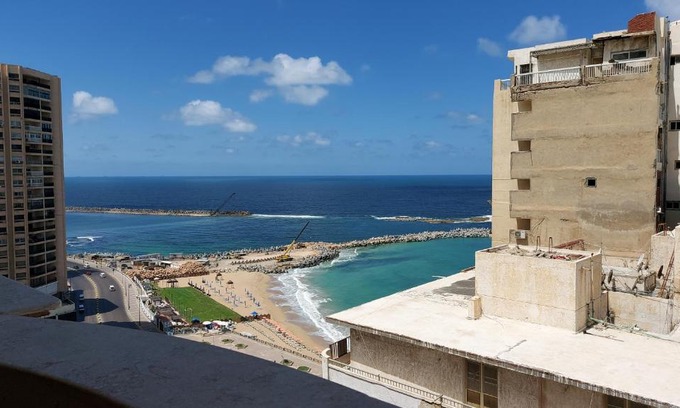 Al-Muntazah Apartment | Seaside Apartment in Miami: Perfect for Family Getaways