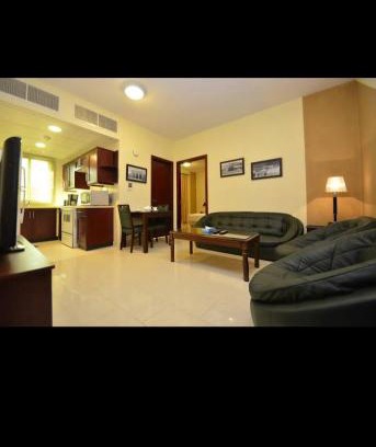 Al Jubail Apartment | Pet-Friendly Retreat: شقق البتراء للعزاب Escape Awaits