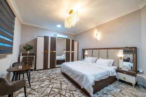 Al Aziziyah Apartment | Spacious Apartment for 6 with Perfect Guest Rating