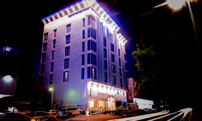 Jeddah Hotel | Experience Comfort at Signature Hotel with Pool and Dining