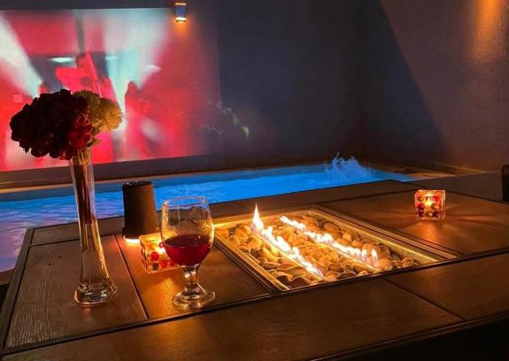 Al Olaya District Villa | Experience the Turquoise Villa: 4-Star Stay with Pool & Hot Tub